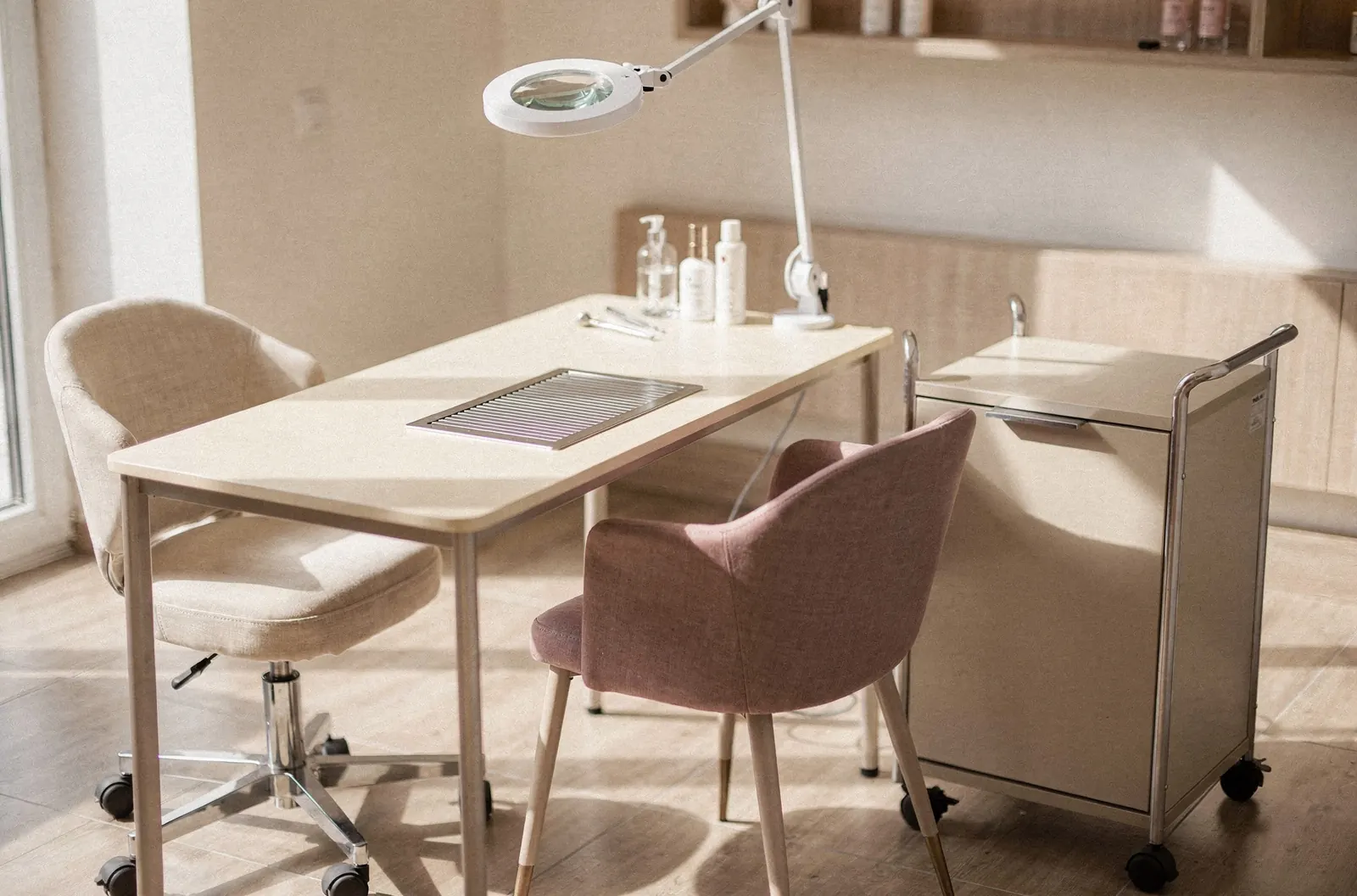 Biurko do manicure z pochłaniaczem pyłu, dwa krzesła, lampa z lupą i szafka na kółkach