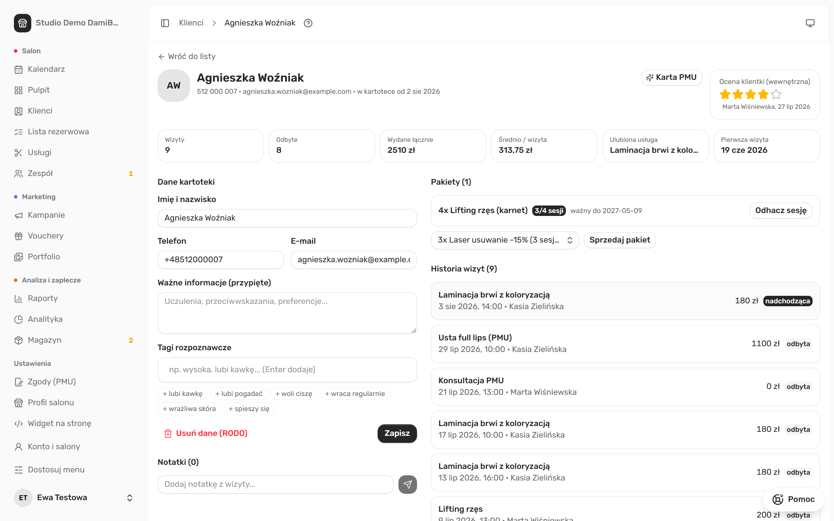 Karta klientki w panelu DamiBook z tagami, statystykami wizyt, aktywnym pakietem zabiegów i historią wizyt